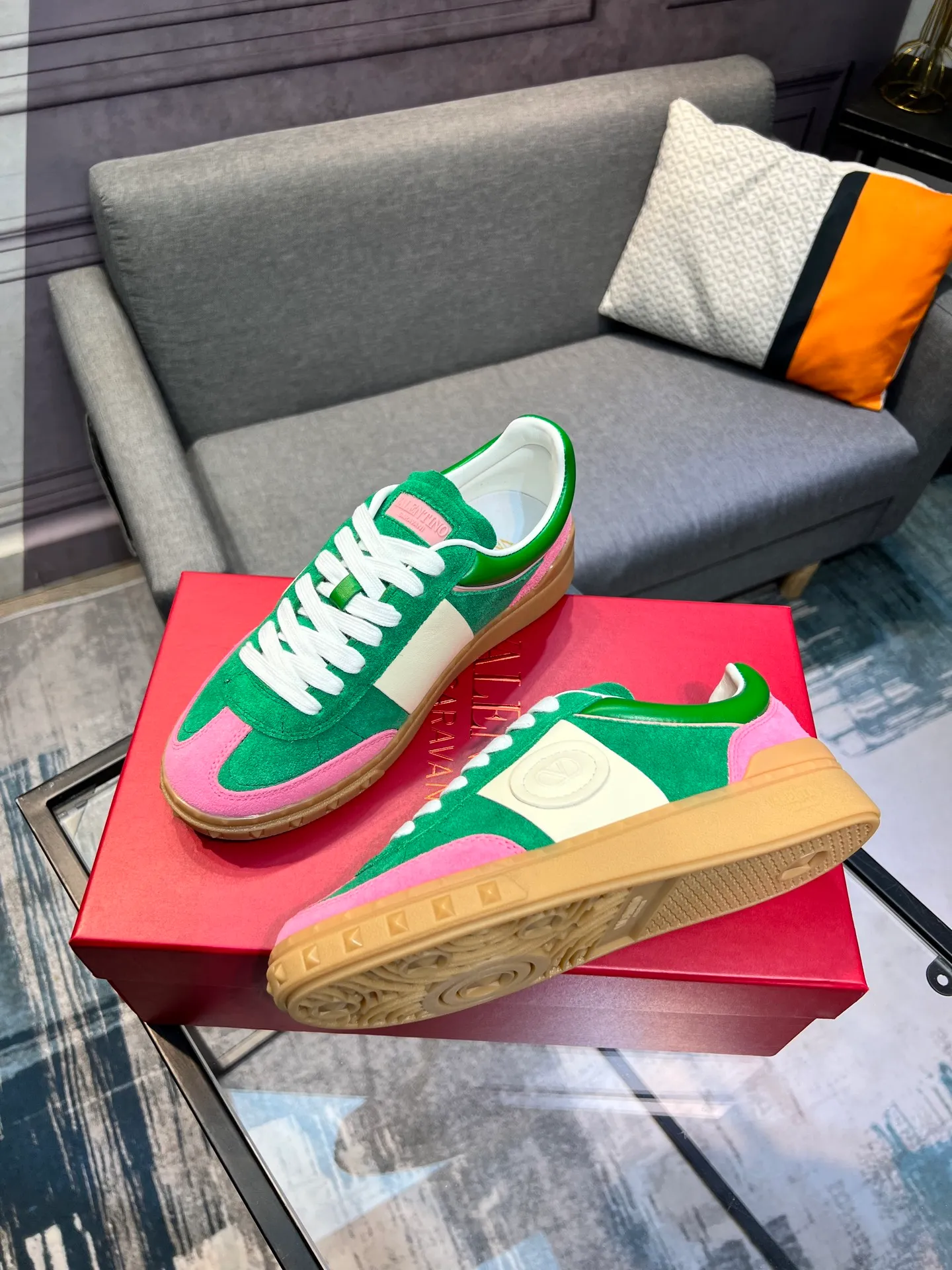 Men's shoes 💰620 👉🌹🌹VALENTINO counter synchronized new low-top casual sports shoes 👍Professional and high-end, perfect replica, first-class quality! 👍All made of original 1:1 materials, exclusive mold opening! 👍High mercerized cowhide fabric 👍TPU outsole, comfortable and wear-resistant, brand injection insole, 👍Full set of high-end counter packaging 👍All details are customized with 1:1 mold, striving for perfection! 👍Couple style female 35-41, male 38-46 (female 41, male 45 46 customized)